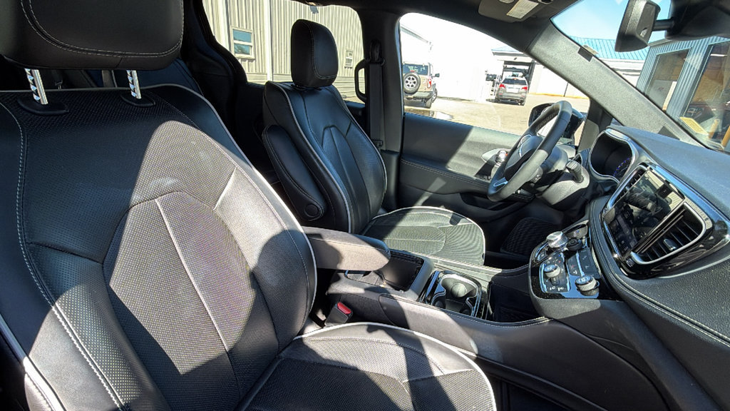 Used 2026 Chrysler Pacifica Limited FWD image 27