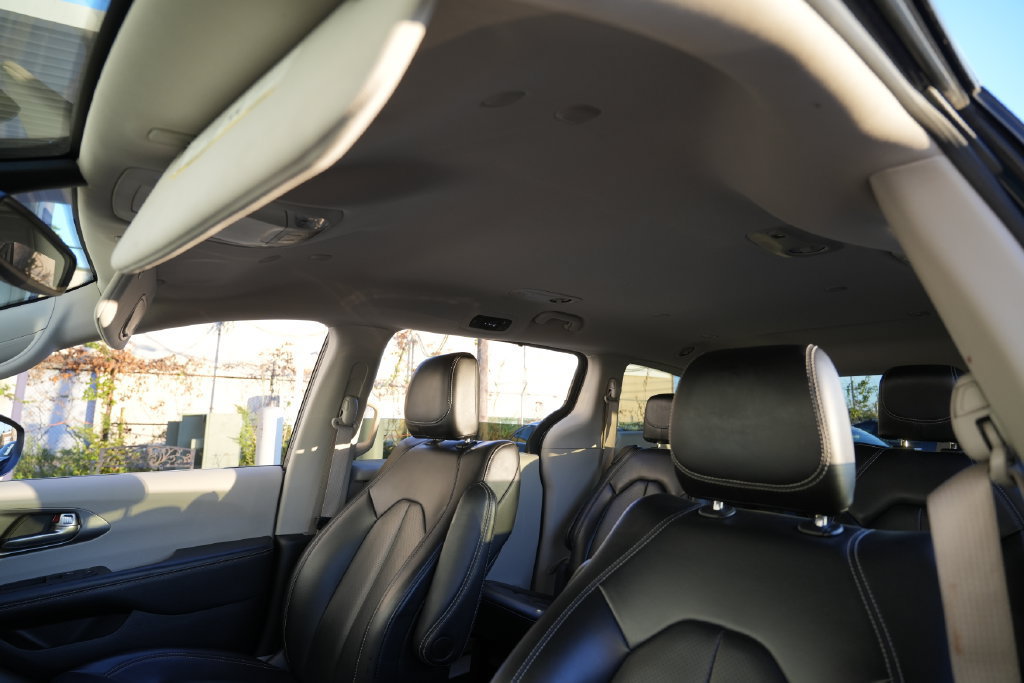 Used 2023 Chrysler Pacifica Touring-L FWD image 23