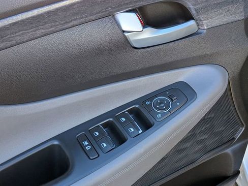 Used 2019 Hyundai Santa Fe SE image 9