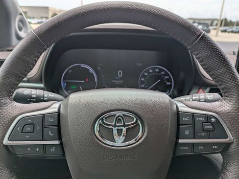 Used 2024 Toyota Sienna Platinum FWD image 33