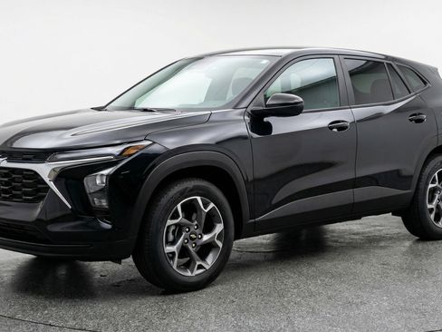 Used 2025 Chevrolet Trax LT image 3