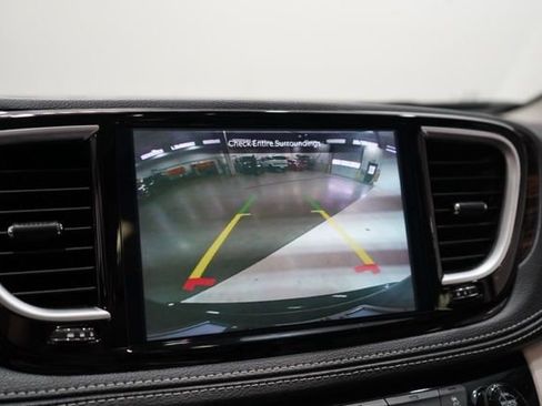 Used 2024 Chrysler Pacifica Limited image 27