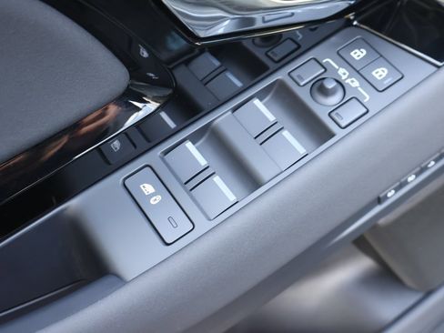 Used 2026 Land Rover Range Rover Evoque Dynamic SE image 10