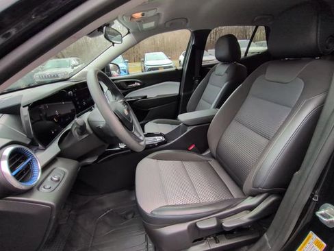 Used 2024 Chevrolet Trax LT image 9