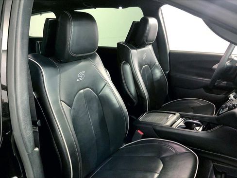 Used 2024 Chrysler Pacifica Limited w/ Uconnect Theater Family Group image 7