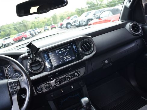 Used 2016 Toyota Tacoma TRD Off-Road w/ Towing Package AWD/4WD image 18
