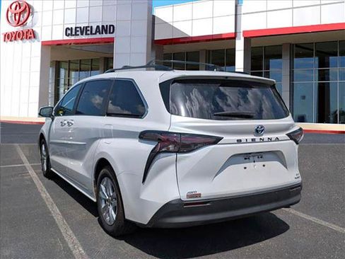Used 2024 Toyota Sienna XLE w/ XLE Plus Package AWD/4WD image 4