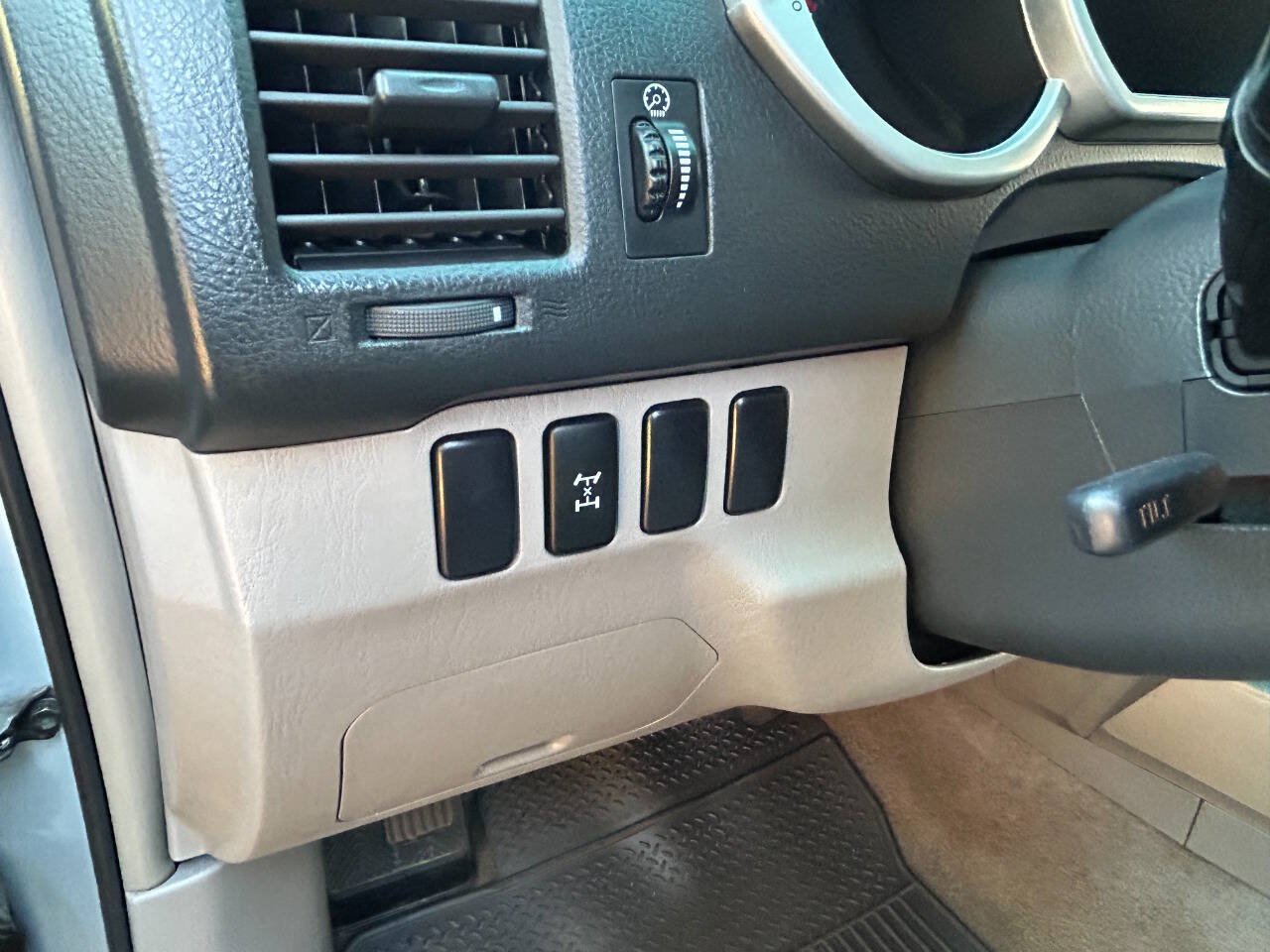 Used 2005 Toyota 4Runner SR5 AWD/4WD image 38