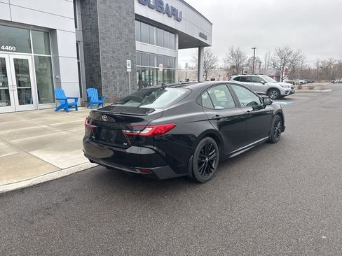 Used 2025 Toyota Camry SE image 4