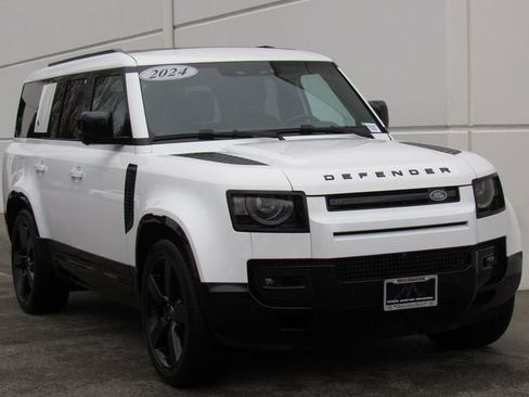 Used 2024 Land Rover Defender 130 X-Dynamic SE AWD/4WD image 2