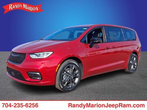 New 2026 Chrysler Pacifica Select FWD image 1