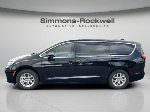 Used 2025 Chrysler Pacifica Select FWD image 2