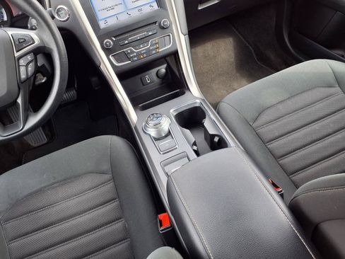 Used 2018 Ford Fusion SE w/ Fusion SE Technology Package FWD image 9