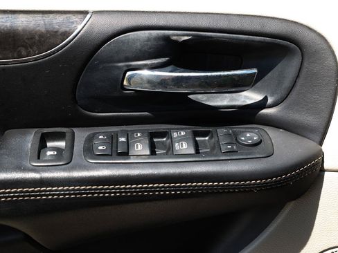 Used 2013 Chrysler Town & Country Touring FWD image 38