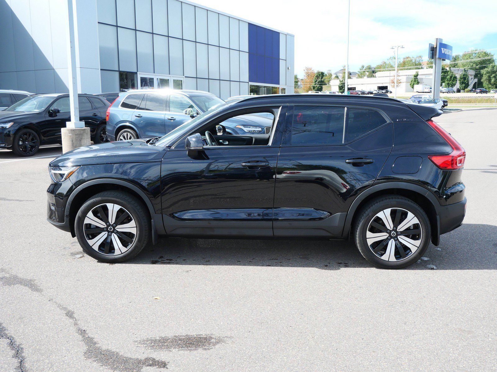 Used 2023 Volvo XC40 Recharge Plus w/ Protection Package Premier AWD/4WD image 4