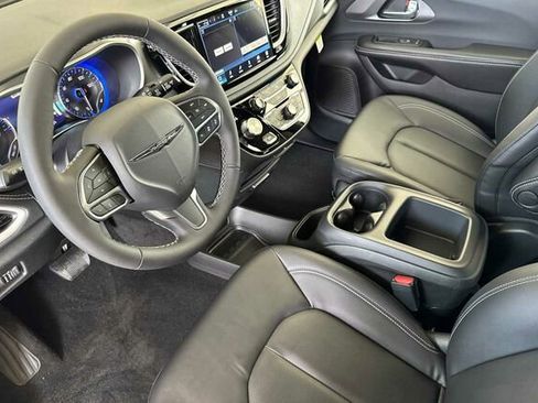 New 2026 Chrysler Pacifica Select image 7