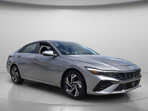 Certified 2025 Hyundai Elantra SEL image 9