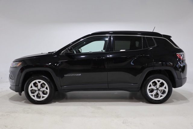 Used 2025 Jeep Compass Latitude w/ Sun & Sound Group AWD/4WD image 4