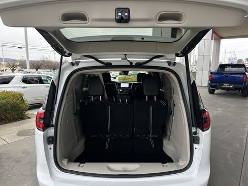 Used 2023 Chrysler Pacifica Touring-L image 16
