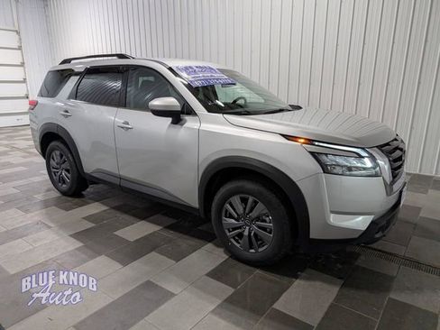 Used 2025 Nissan Pathfinder SV image 5