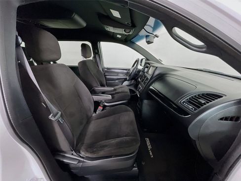 Used 2014 Dodge Grand Caravan SE image 31
