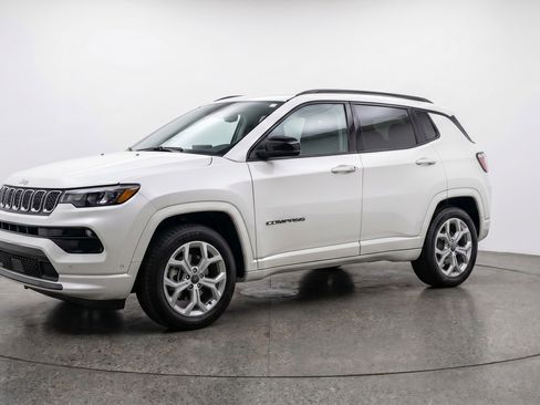 Used 2025 Jeep Compass Latitude AWD/4WD image 3