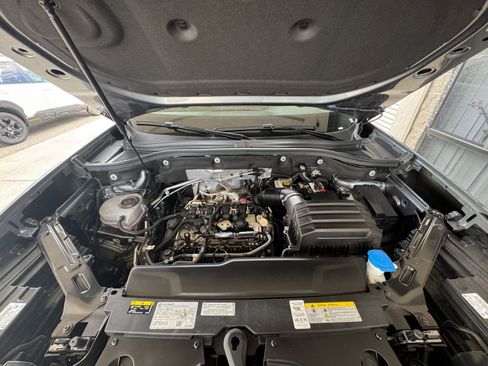 Used 2025 Volkswagen Atlas Cross Sport SE image 32