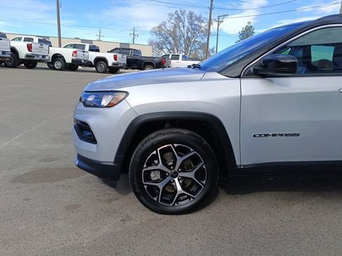 Used 2025 Jeep Compass Limited image 3