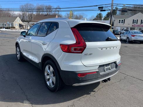 Used 2019 Volvo XC40 T5 Momentum image 3
