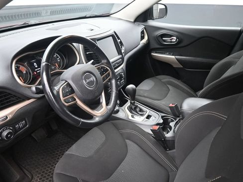 Used 2017 Jeep Cherokee Latitude w/ Cold Weather Group AWD/4WD image 19