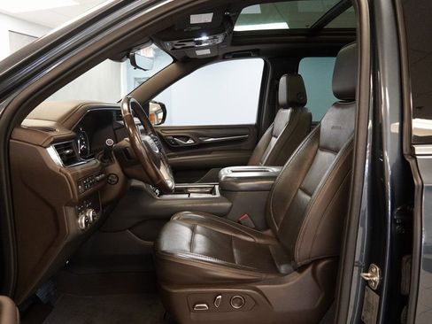 Used 2021 GMC Yukon XL Denali w/ Denali Premium Package image 7
