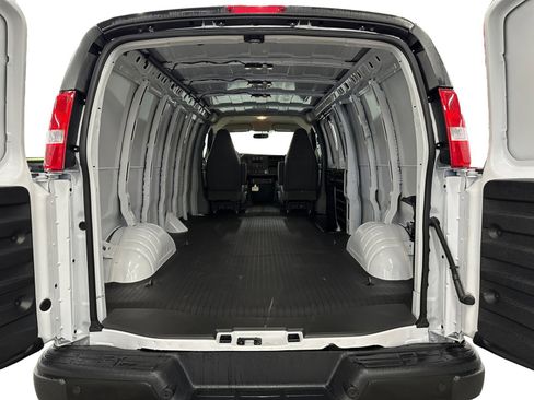 New 2025 GMC Savana 3500 Extended w/ Driver Convenience Package image 18