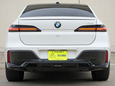 Used 2023 BMW 740i RWD image 11