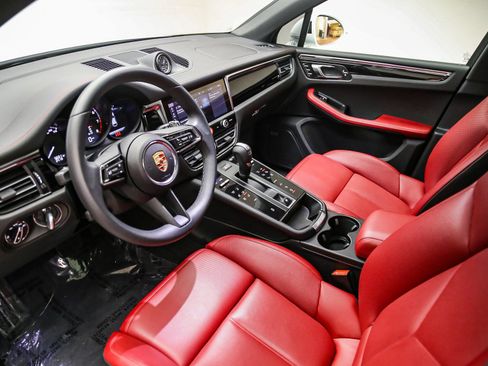 Certified 2025 Porsche Macan AWD/4WD image 4