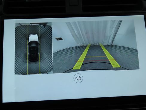 Used 2024 Land Rover Discovery Dynamic SE image 15