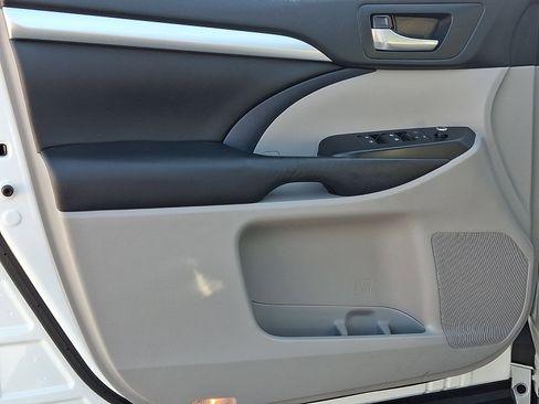 Used 2017 Toyota Highlander XLE image 12