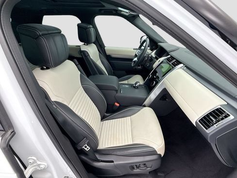 Used 2024 Land Rover Discovery Dynamic SE AWD/4WD image 19