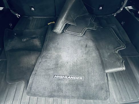 Used 2017 Toyota Highlander Plus FWD image 24