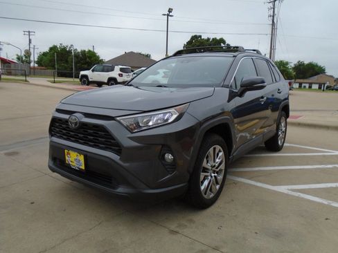 Used 2019 Toyota RAV4 XLE Premium FWD image 3