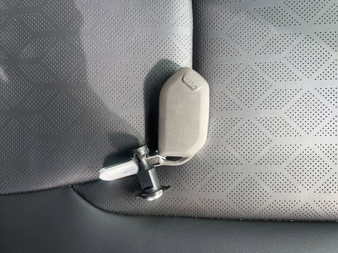 Used 2025 Kia Carnival image 42