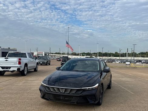 Used 2025 Hyundai Elantra SEL FWD image 7