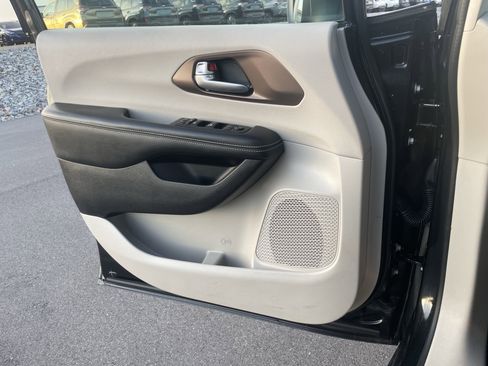 Used 2022 Chrysler Voyager LX image 16