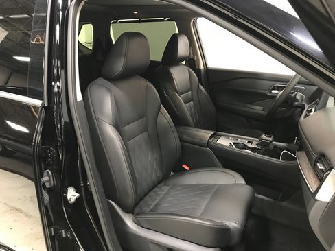 Used 2025 Nissan Rogue Platinum w/ Platinum Premium Package FWD image 8