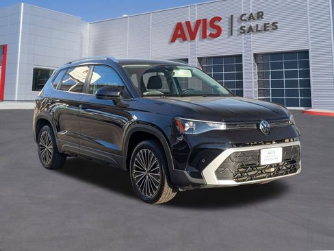 Used 2025 Volkswagen Taos SE image 9