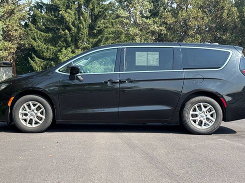 Used 2023 Chrysler Voyager LX FWD image 7
