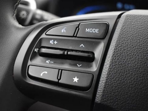 Used 2025 Hyundai Venue SEL image 25