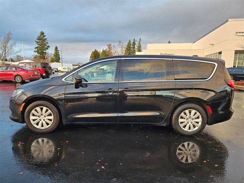 Used 2021 Chrysler Voyager L image 3