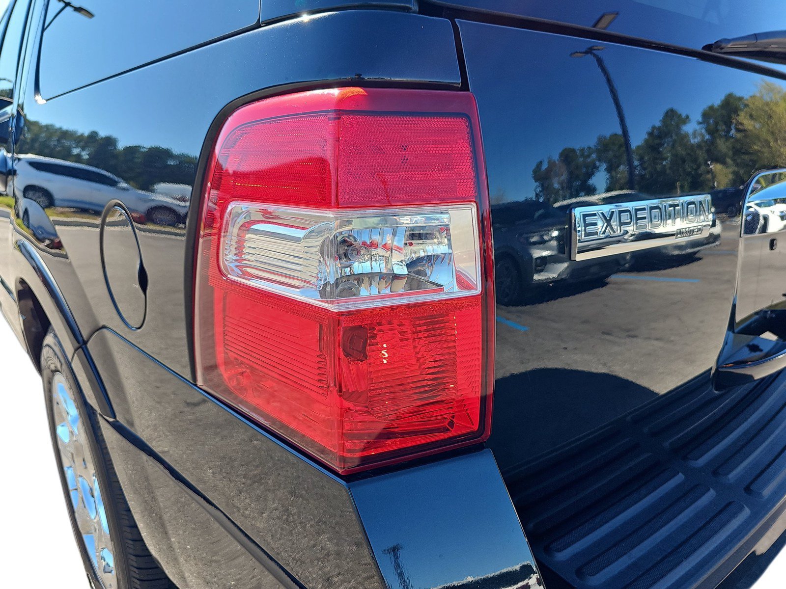 Used 2014 Ford Expedition Limited w/ Equipment Group 301A AWD/4WD image 32