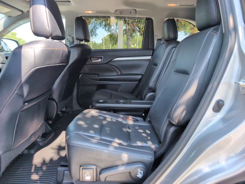 Used 2019 Toyota Highlander XLE AWD/4WD image 31