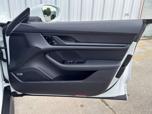 Used 2021 Porsche Taycan image 45